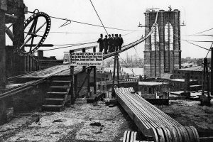 Brooklyn Bridge während der Kabelverspannung